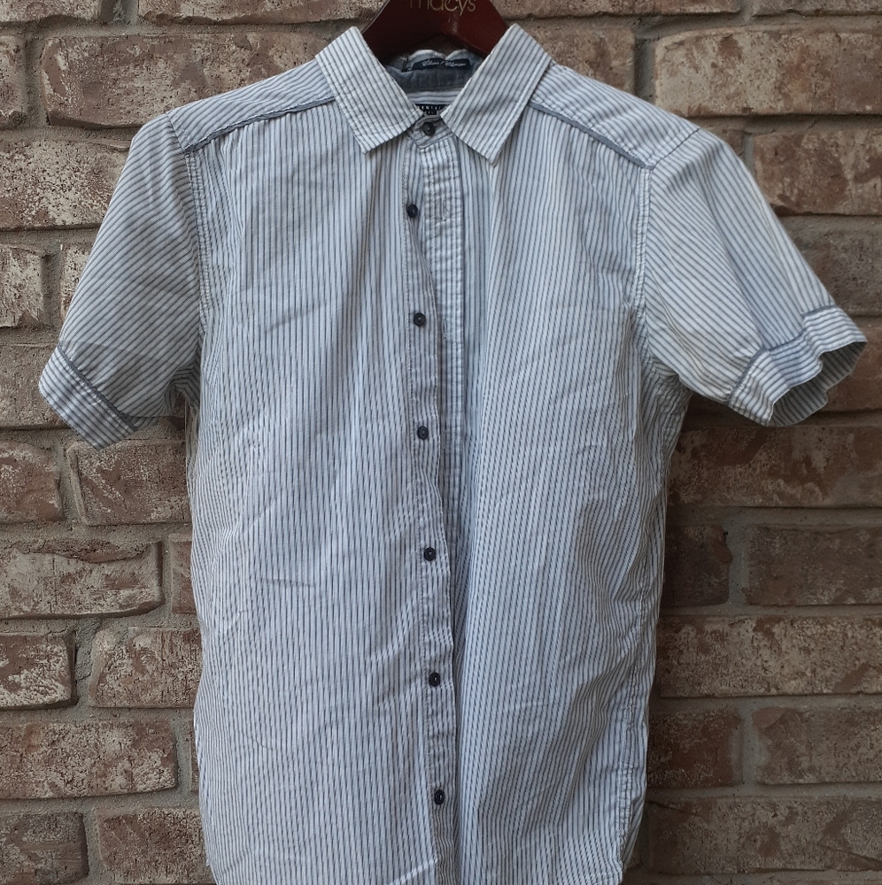 Short sleeve casual button down.